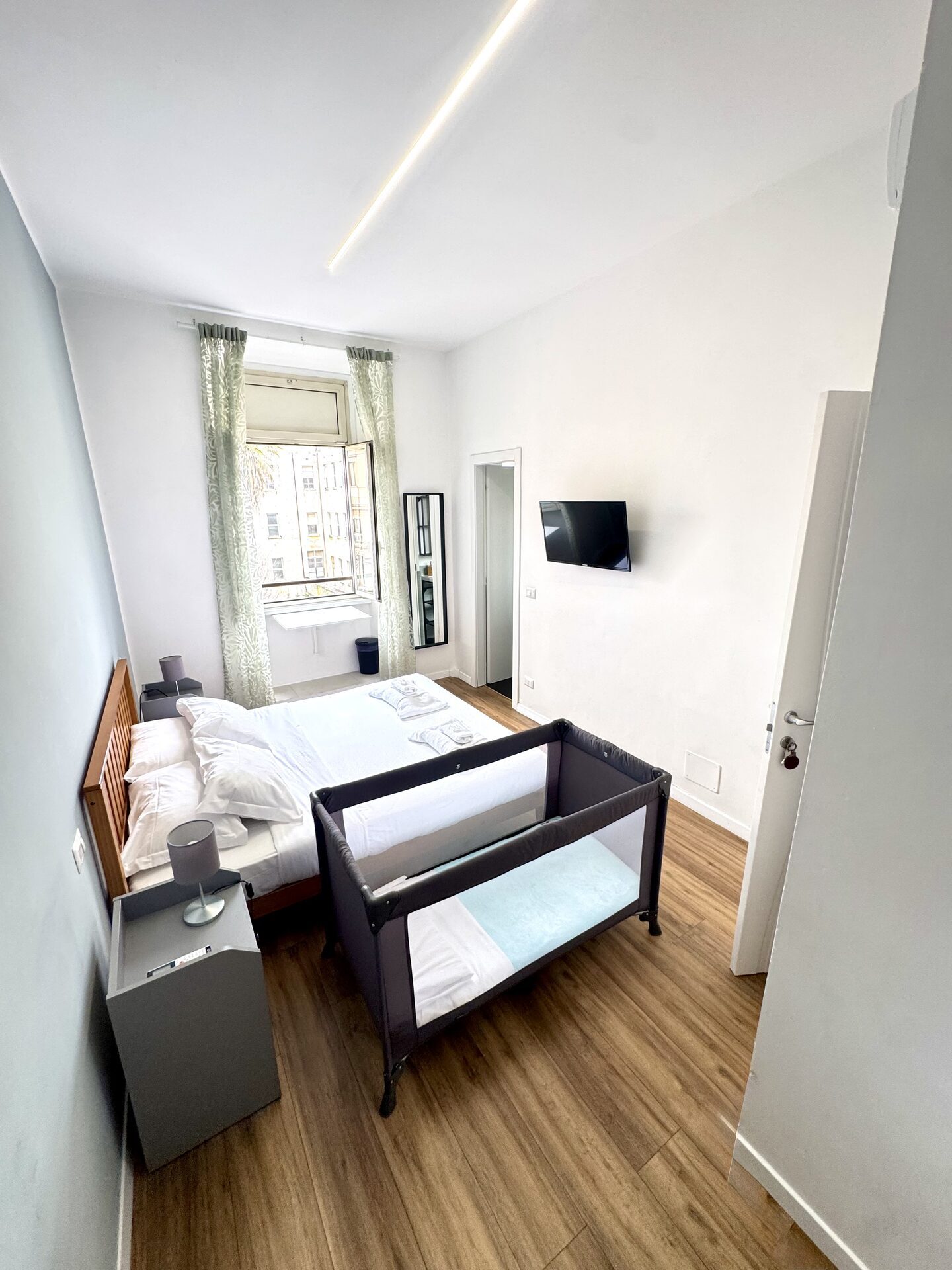 Luna Room, camera da letto con lettino